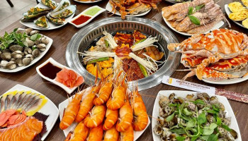 Preparing Seafood Buffet Spices - The Secret from Luxe Buffet
